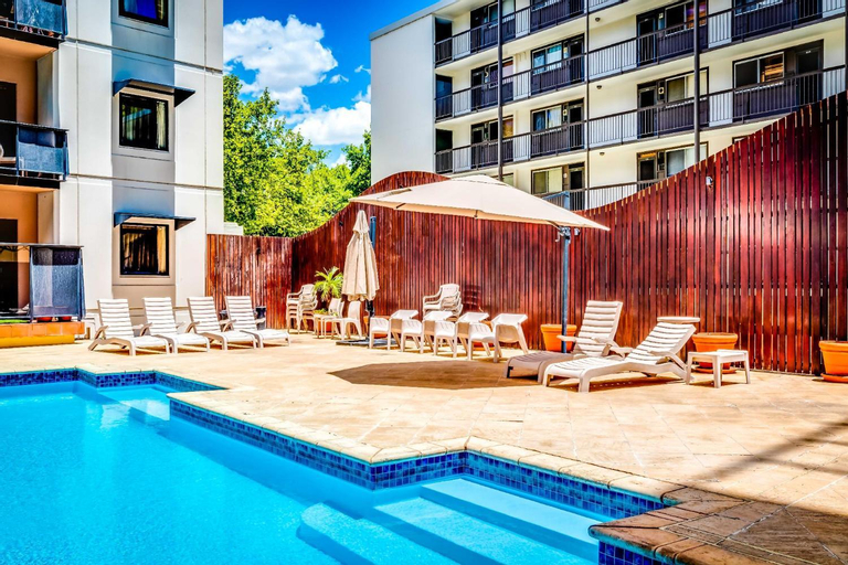 302 Wonderful Waldorf Poolgym, Perth