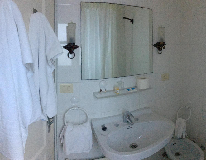 Bathroom 4, Hotel Bayona, Pontevedra