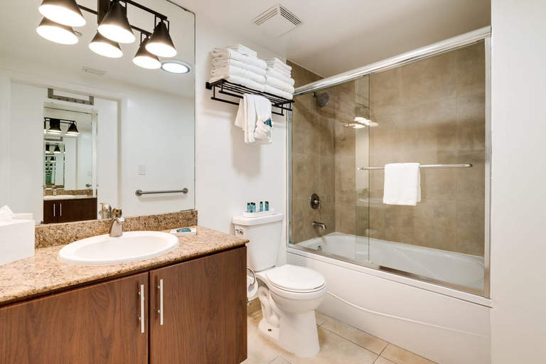 Bathroom, Ocean View Balcony steps from Restaurants, Peacock Park & Marina, Miami-Dade