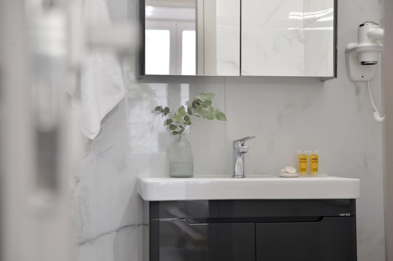 Bathroom 4, Alekos Apartments 2 Netflix, Self Check-In, Attica