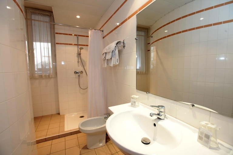 Bathroom, Hotel Florida, Hautes-Pyrénées