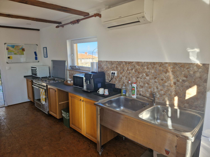 Others 2, GuestHouse Flora, Koper