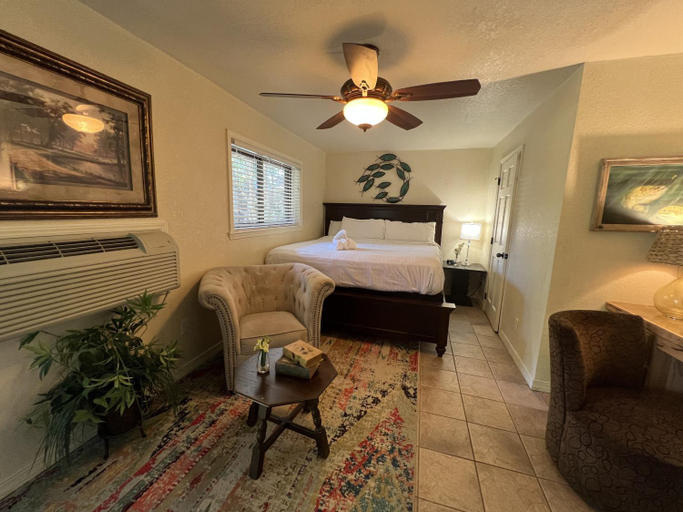 Others 1, SU1 - King Studio with king bed, dining area, sleeper sofa and view of Lake Ouachita, Montgomery