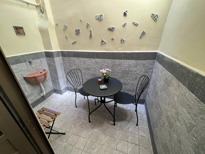 Others 5, Apartment in the Center, Napoli