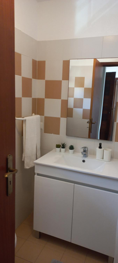 Bathroom 3, Costa Azul, Porto Moniz