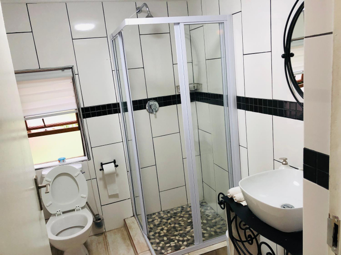 Bathroom 2, FM GUEST LODGE Comfort, Tranquility & Peace of Mind, City of Johannesburg