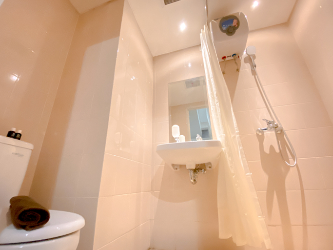 Bathroom 5, Tranquil Abode 1BR Apartment at Parahyangan Residence By Travelio, Bandung