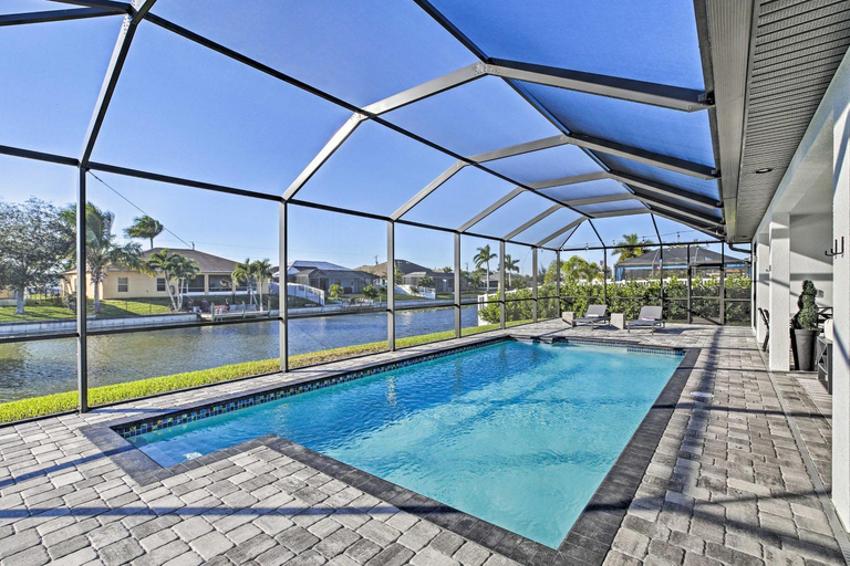 Sport & Beauty 4, Sun-Seekers Getaway Lavish Cape Coral Villa, Lee