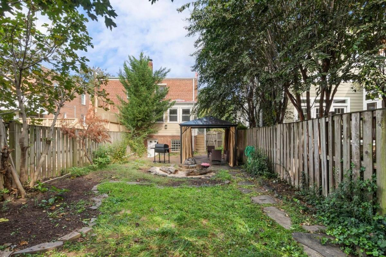 Beautiful 3BR 2BA Colonial House by CozySuites, Alexandria