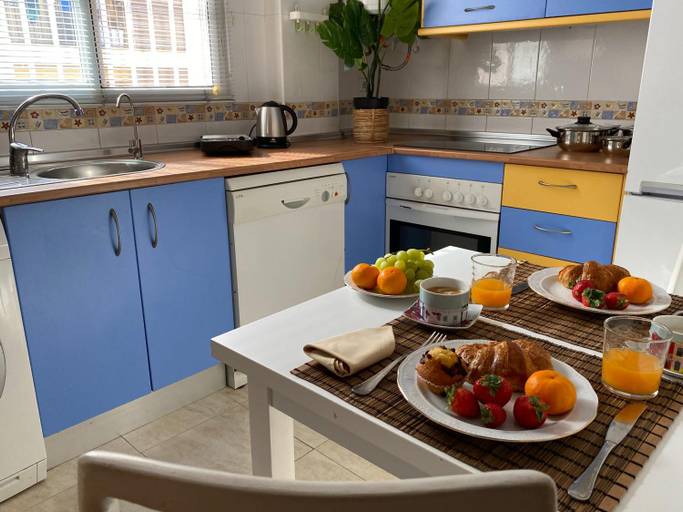 Kitchen 4, LUNAROOM Center & Quiet Guesthouse, Málaga