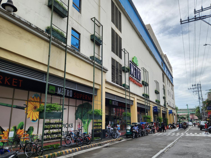 Food & Drinks 2, 81 Newport C5 10i Balcony & Pool across NAIA T3, Pasay City