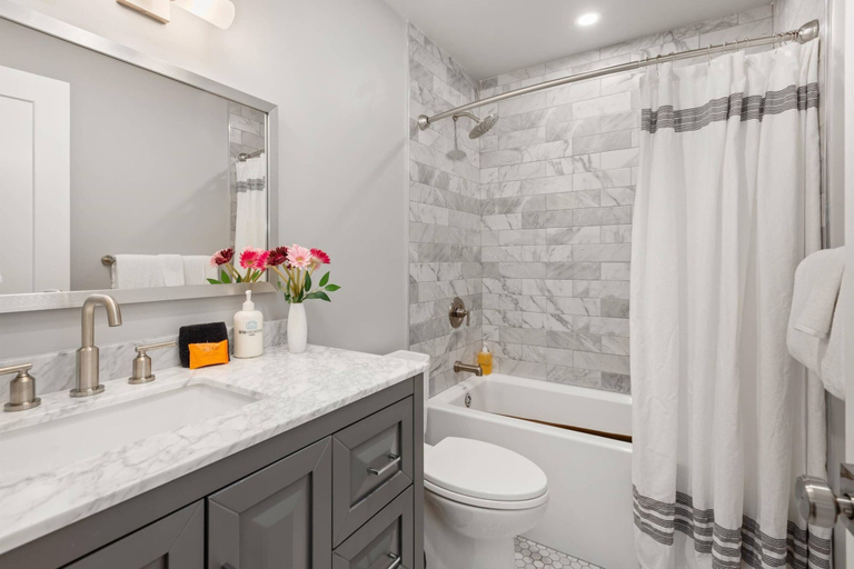Bathroom, Lichenhearth 03, Pitkin