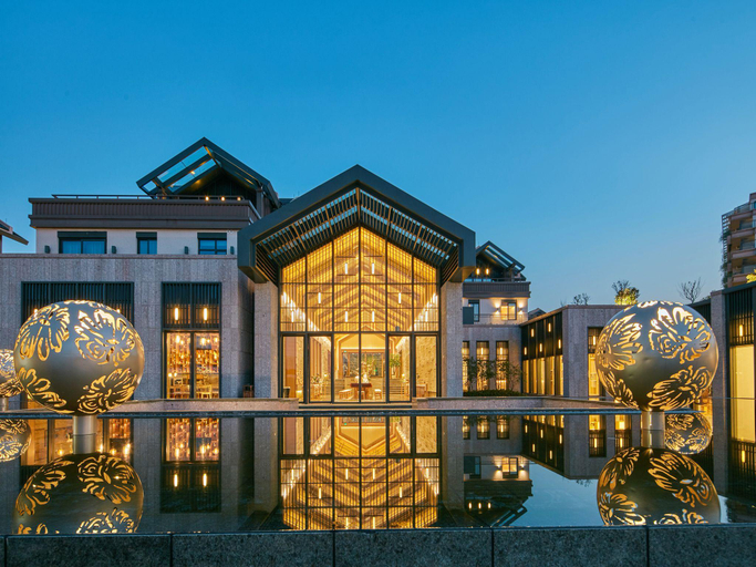 Exterior & Views