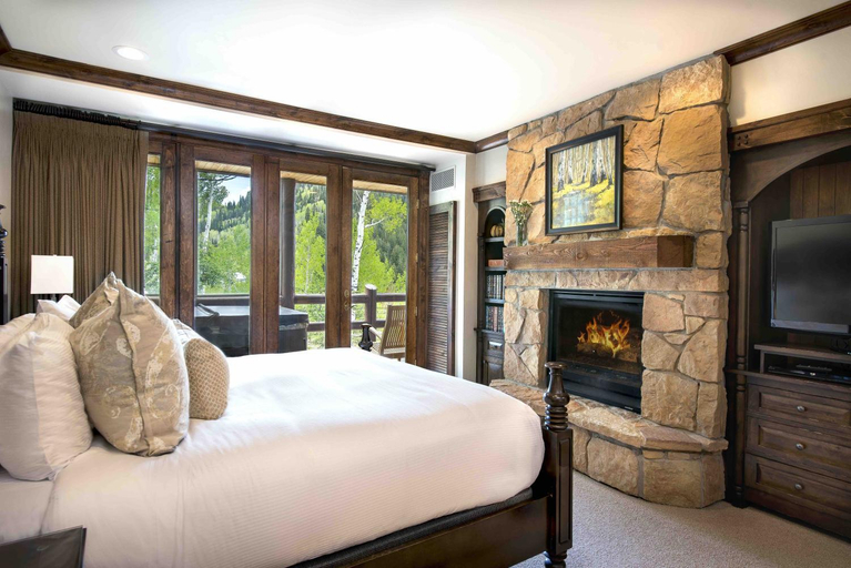 Bedroom, Junior King Suite Hotel Room, Summit