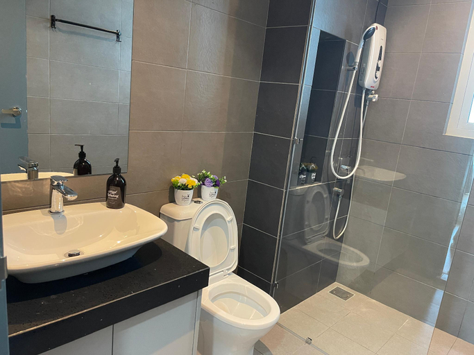 Bathroom 4, Mont Kiara 3 Room Balcony Free WIFI & Car Park, Kuala Lumpur