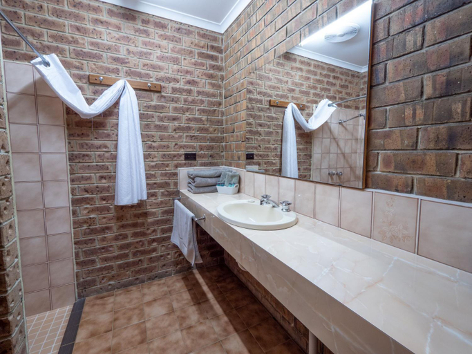 Bathroom, Eildon Parkview Motor Inn Room 9, Murrindindi - East