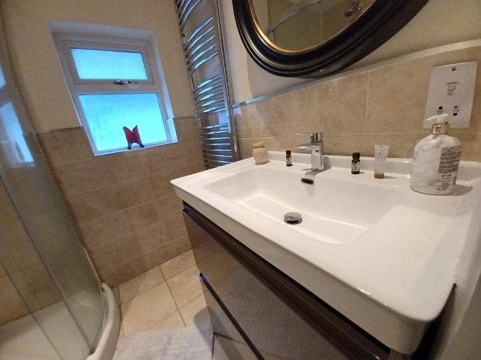 Bathroom 3, Gemstone Manor, Hertfordshire