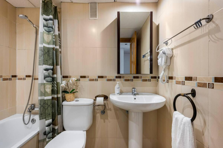 Bathroom 2, LUNAROOM Center & Quiet Guesthouse, Málaga