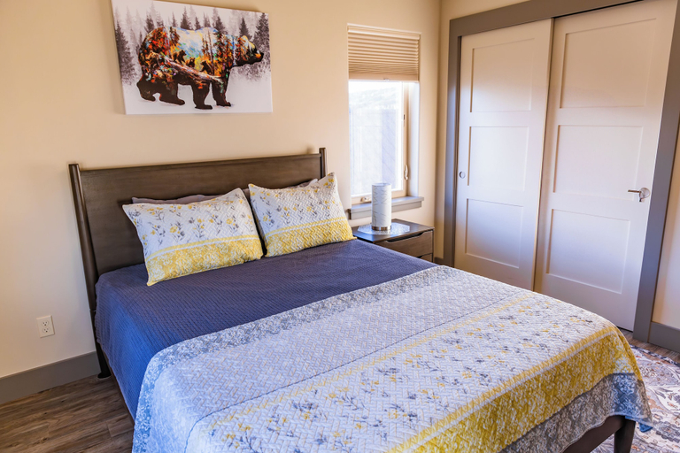 Bedroom, Lakeshore Suites, Kenai Peninsula