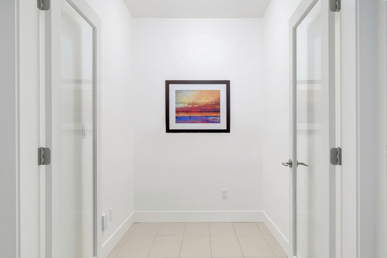 Others 5, Stylish Urban Retreat  2BR Condo, Fraser Valley