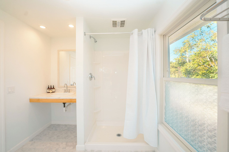 Bathroom 3, Hampton Bays Hotel on Main, Suffolk