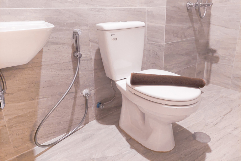 Bathroom 5, Comfortable Studio at Collins Boulevard Apartment By Travelio, Tangerang
