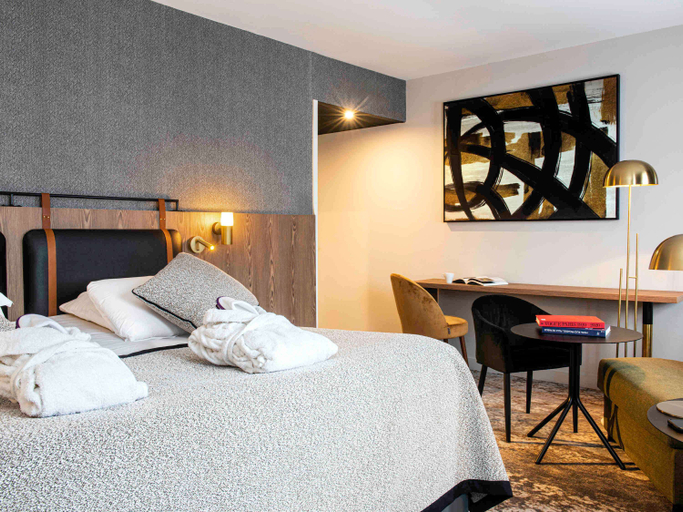 Bedroom 1, Mercure Carcassonne La Cité hotel, Aude
