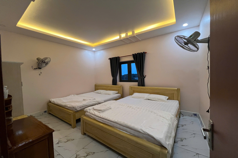 Thanh Hang Hotel - Tap to explore photos