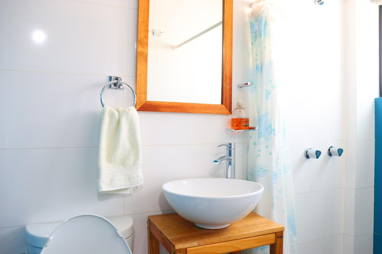 Bathroom, Hotel Casa Mandarine , Amazing Private Rooms w Balcony, Rooftop, Hammocks, AC, SmarTV, 100mbs!, José Azueta