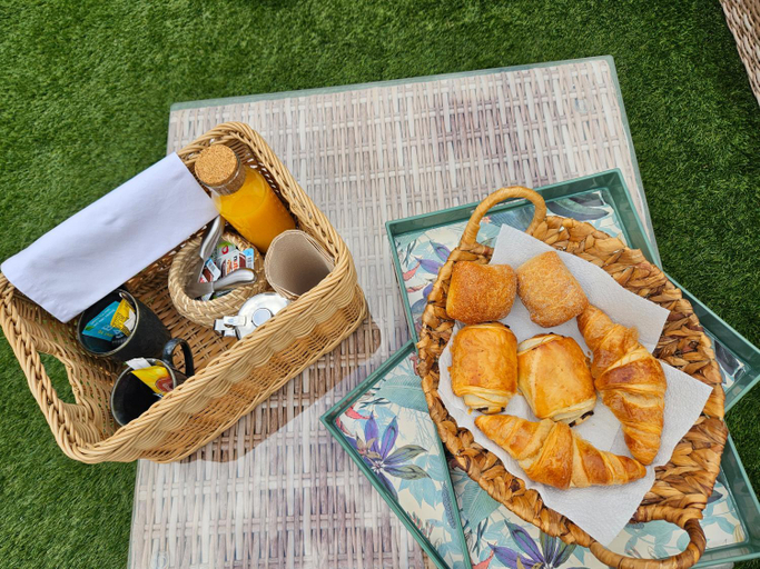 Food & Drinks