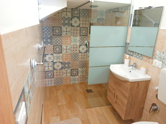 Bathroom 2, Le notti di Nettuno a Isola Delle Femmine, Palermo