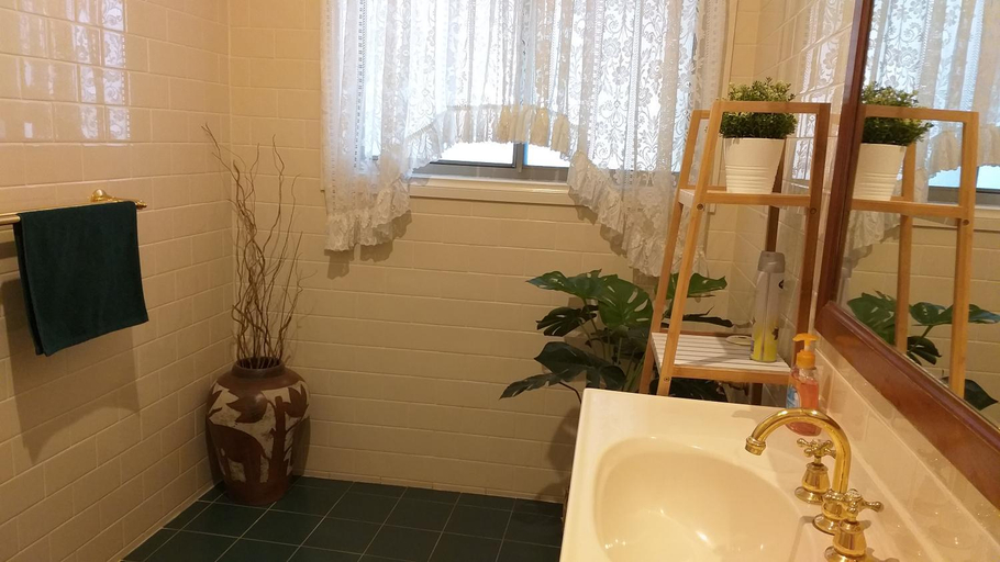Bathroom, Sweet Holiday Home by the Golf Course, Canberra
