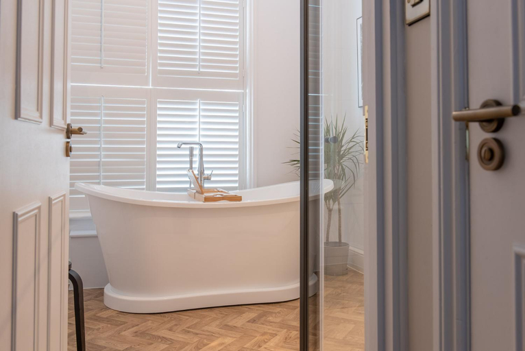 Bathroom, The Crown Pub and Hotel, Essex