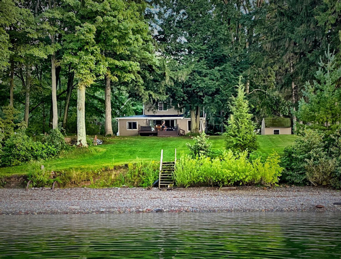 Pine Cottage Lakefront Hot Tub Fire Pit, Wayne