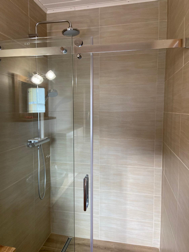 Bathroom 16