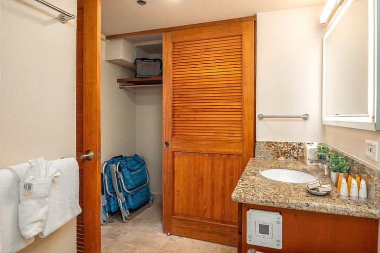 Bathroom 3, Ilikai Hotel Condo at Waikiki with Parking, Honolulu