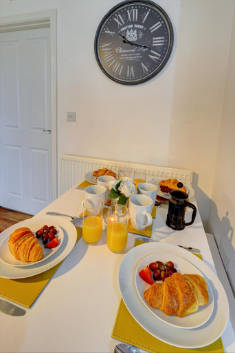 Food & Drinks 5, 2-BR Apartment, En-suite, Allocated Parking, next to Playground, Coventry
