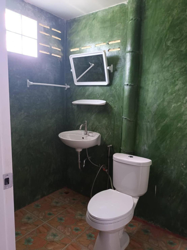 Bathroom 3, Pornsomkit room, Sai Yok