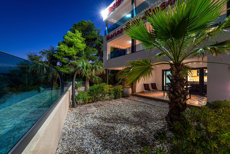 Sport & Beauty 2, Marina-Bay-Resort - with Pool - first line to the sea, Sukošan