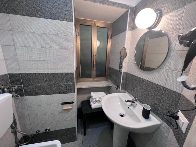 Bathroom 2, Apartment in the Center, Napoli