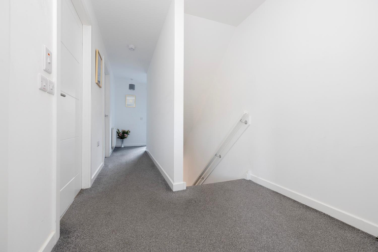 Public Area 3, Stylish House with Garden & Parking, Glasgow