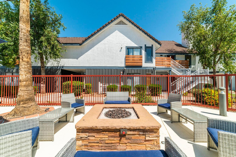 Metro PHX Upstairs 2bd sleeps 6 heated pool NO PETS ALLOWED, Maricopa