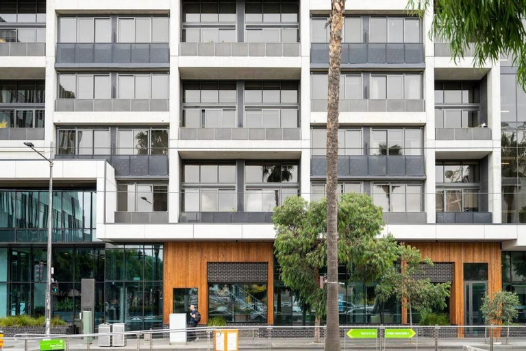 Centrally Located Modern Loft w Free Parking, Infinity Pool, Workspace, Melbourne