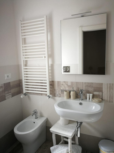 Others 5, Castelli in aria, Savona
