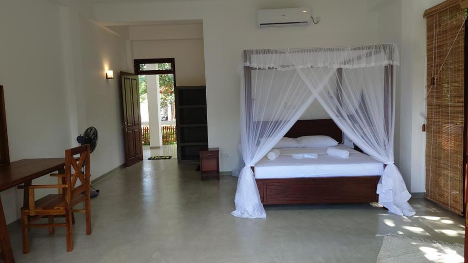 Bedroom 3, Cocosurf House, Hikkaduwa