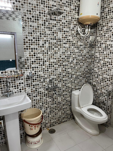Bathroom 1, Ranas B&B, Shimla
