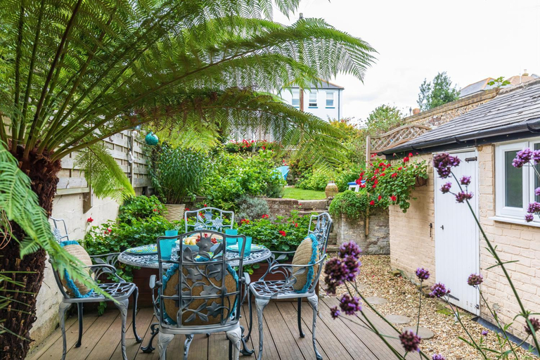 4, Spacious Seafront Apartment, Garden & Free Parking, West Sussex