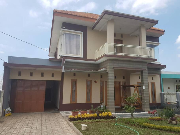 Others 2, REESTY VILLA KOLAM RENANG VIEW GUNUNG dekat ALUN2, Malang