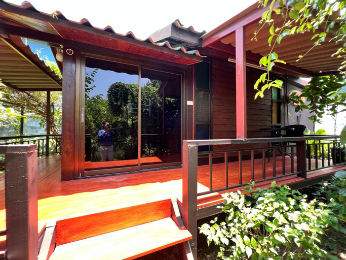Exterior 14