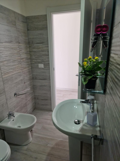Bathroom, La Stazione 92, Catania